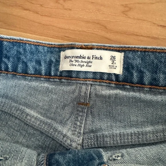 NWT Abercrombie & Fitch 90s Straight Leg Ultra High Rise Jeans Size 26 or 2 - Picture 5 of 6